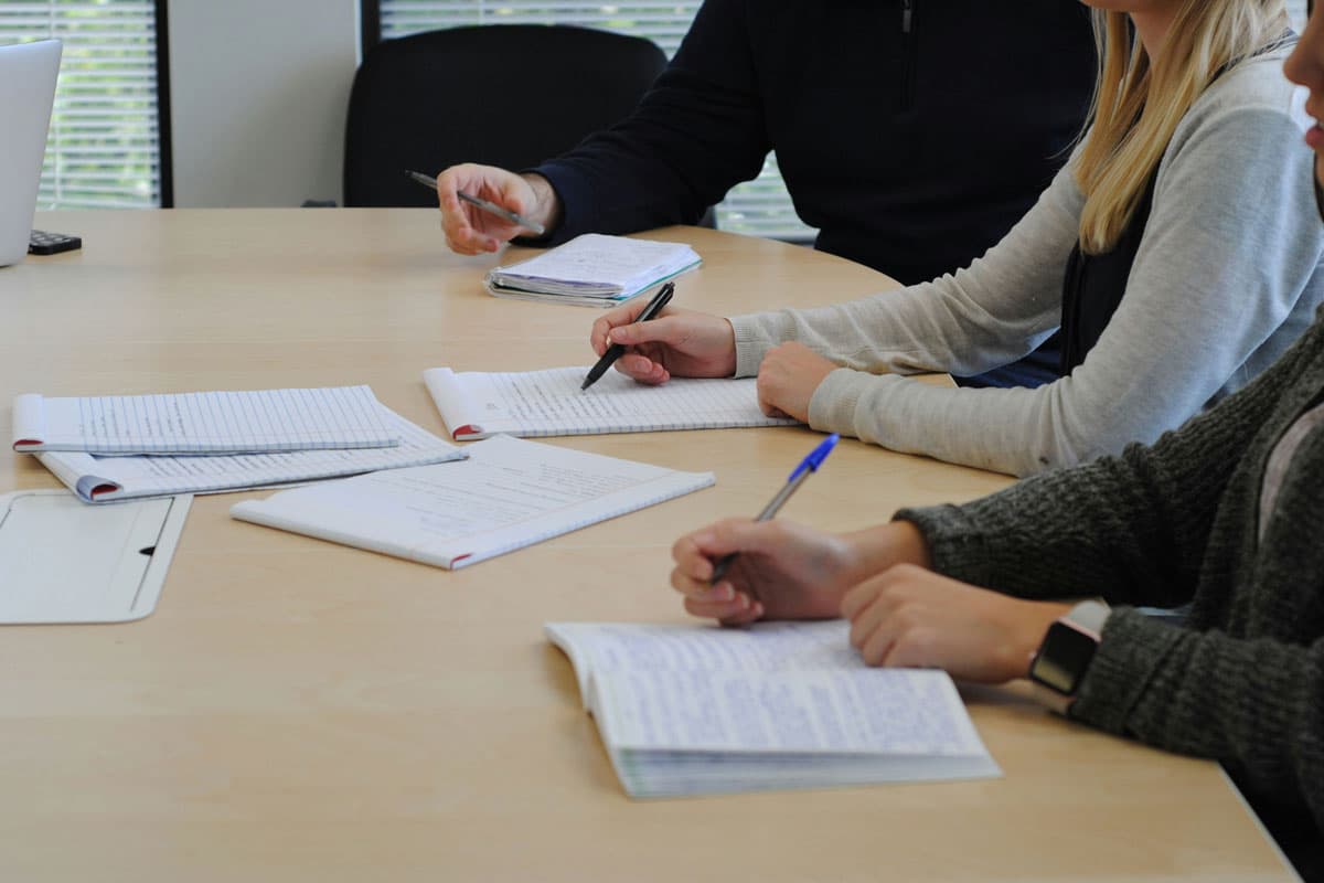 Profesionales expertos de Seven trabajando en asesorías y consultoría gerencial para una empresa