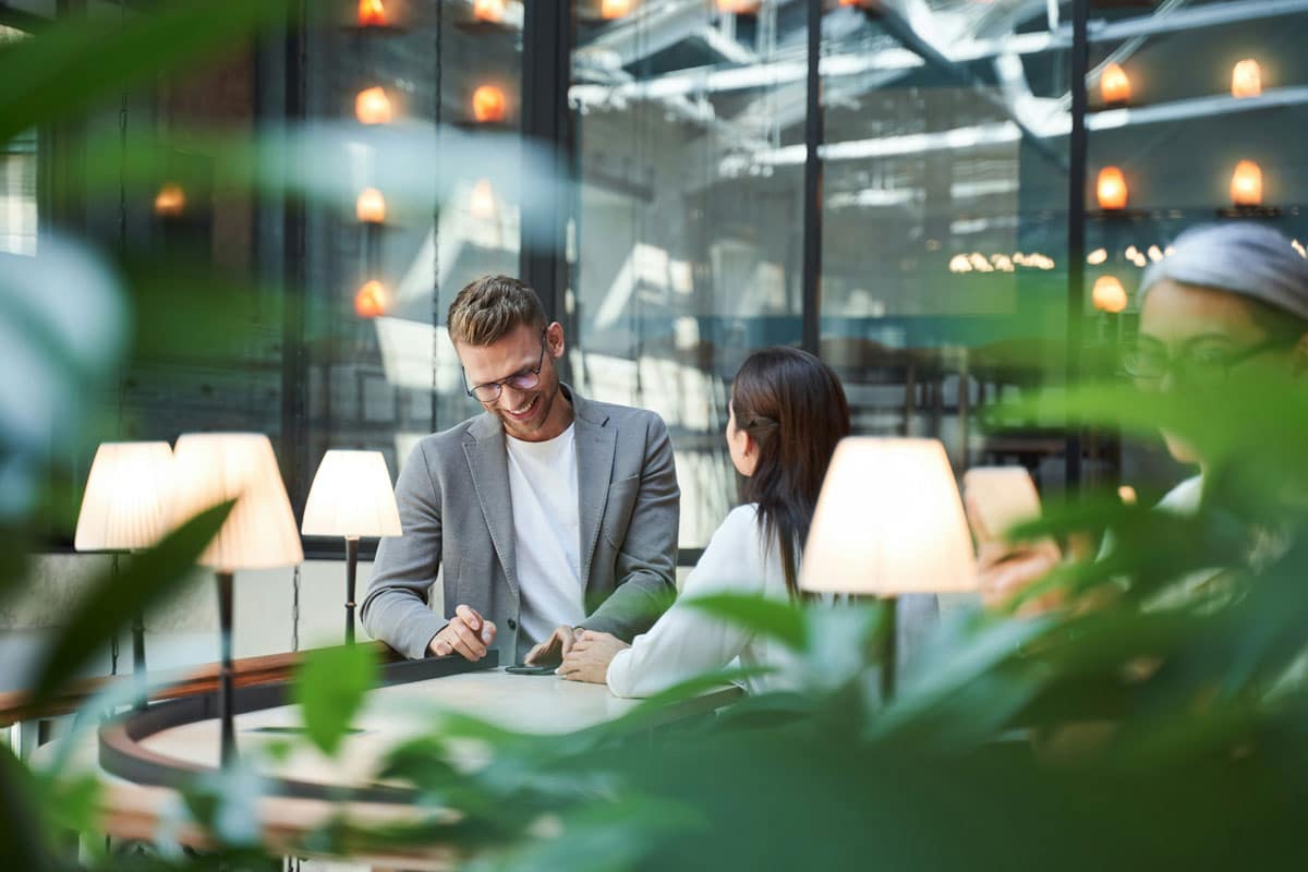 Trabajadores especializados en outsourcing contable reunidos - Seven Asesorías Contables