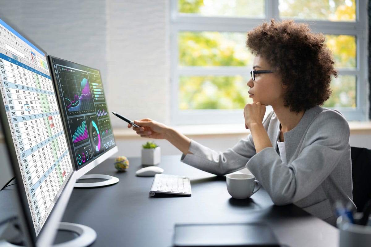 Experta de Seven asesorías mostrando la correcta implementación del SAGRILAFT para una empresa