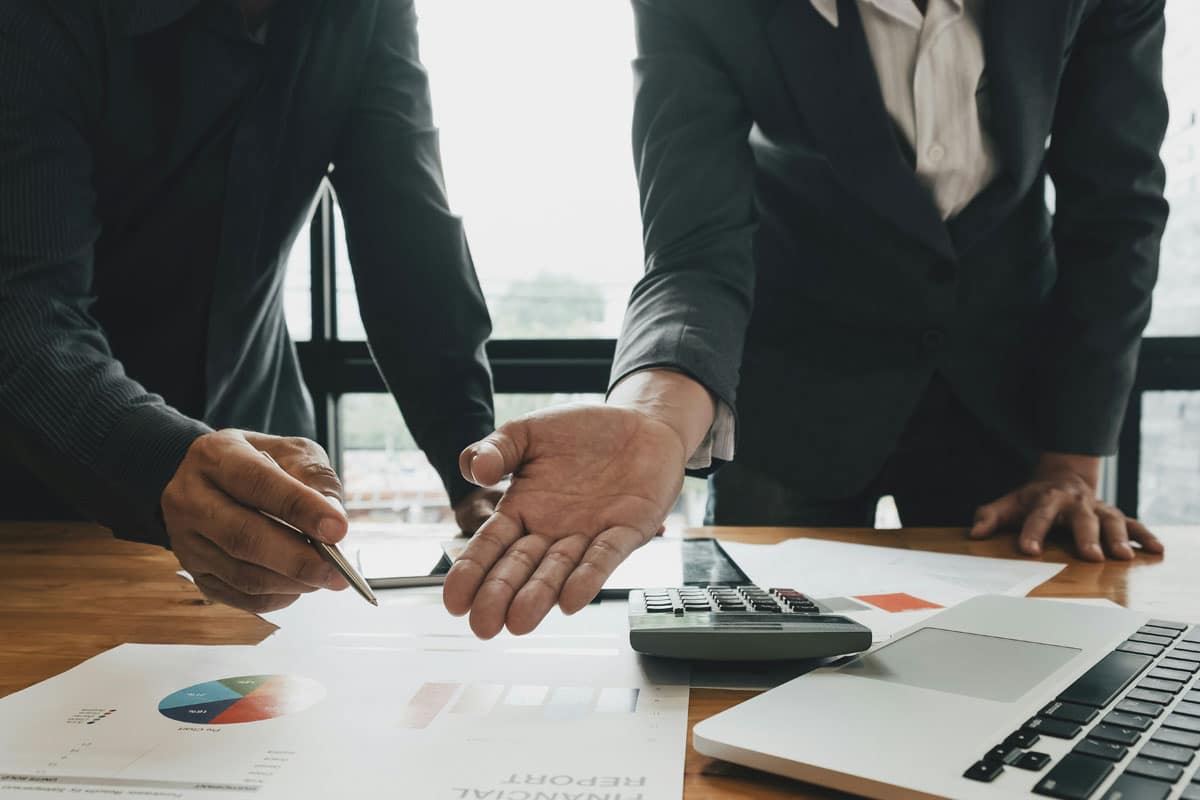 Grupo de trabajo mostrando la importancia de la gestión de riesgos corporativos - Seven Asesorías