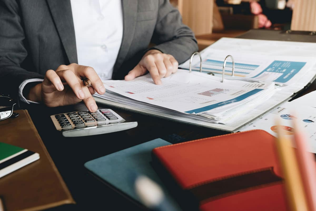 Contadora en el proceso de la revisoría fiscal