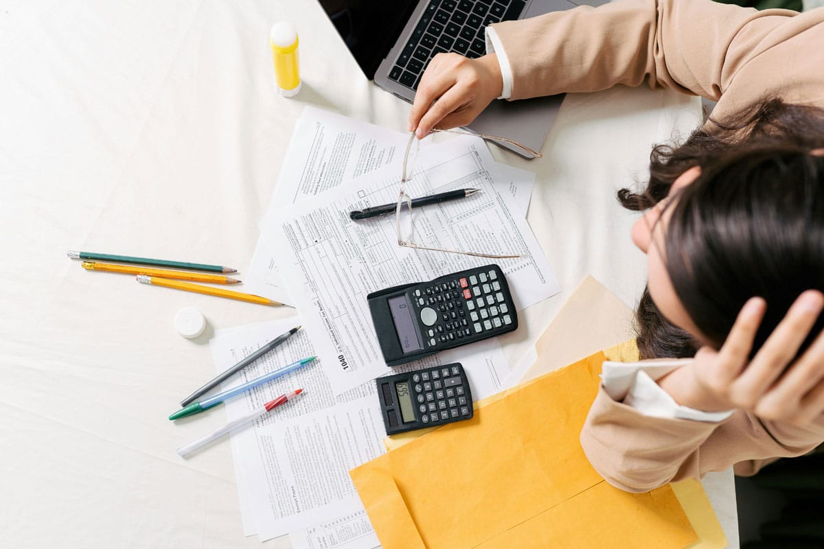 Mujer revisando las cuentas y documentos para la revisoría fiscal con Seven