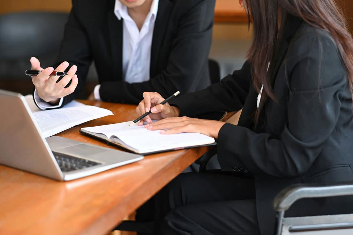 Equipo profesional de servicio de implementación de NIIF en empresas con Seven Asesorías tributarias
