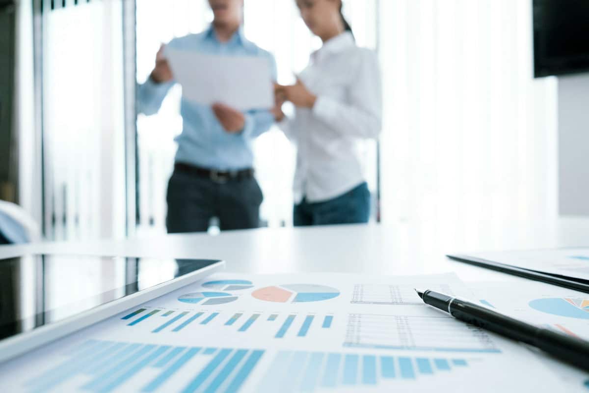 Empleados trabajando en oficina de contabilidad