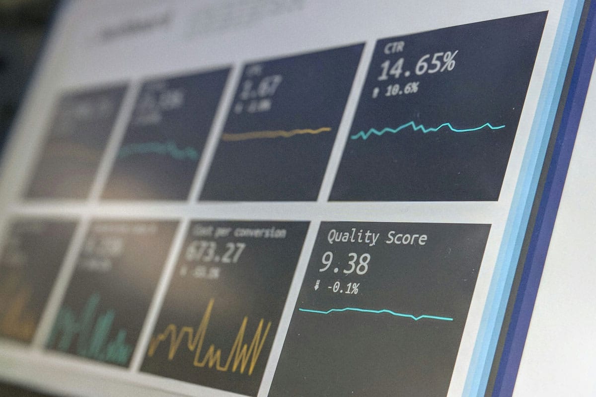 Profesional analizando riesgos con gráficos y computadora en oficina